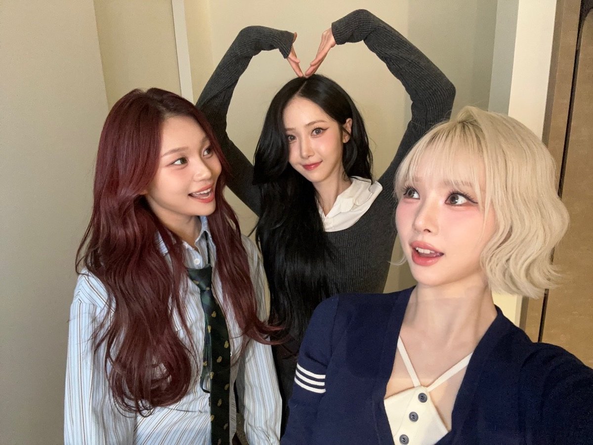 Hashtag party started!

HAPPY VIVIZ D4Y
#WeWillCherishVIVIZFourever 
#비비지_4주년_4랑해 
<a href="/VIVIZ_official/">VIVIZ</a>