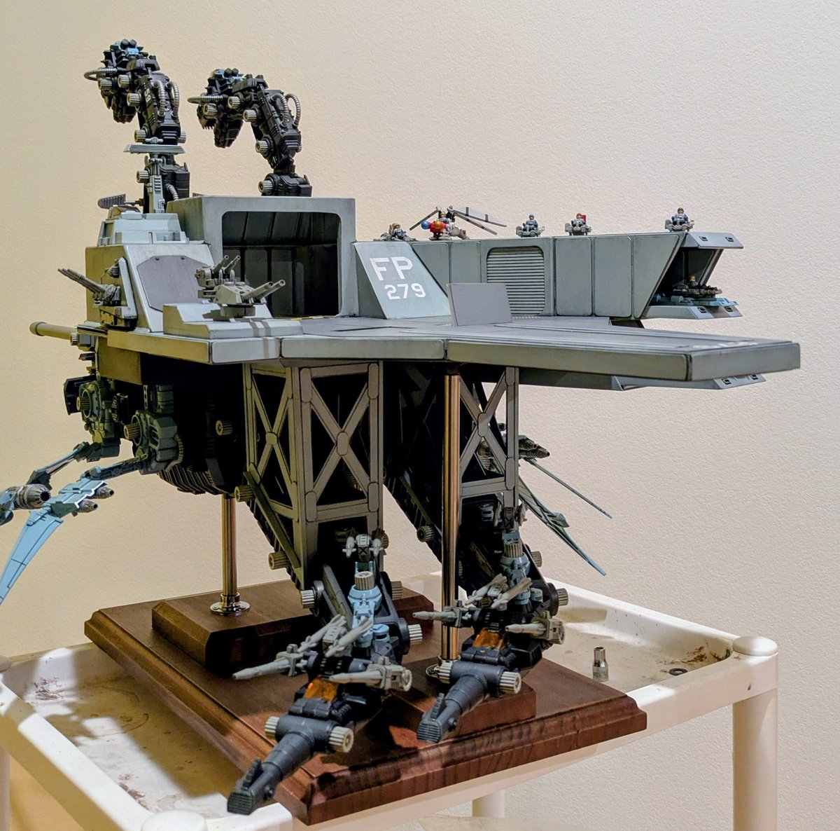 ウルトラザウルス双胴空母
「アムルタート」完成

バトストのウルトラ空母を拡大させてアングルドデッキ付けて
「空母と言ったら三段だよな」ってことで三段化
色々混ぜて今の技能で出来る事
出し切りました

2/21'22の八展で展示します。
豊田次郎の現在地ご覧ください
#ゾイド
#ウルトラザウルス