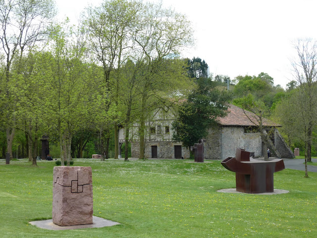 Chillida se relaciona con pensadores como Heidegger, artistas de la talla de Miró o Braque, descubre la luz de Grecia, los clásicos en el Louvre, y aún así sabe que ese no es su camino. Chillida Leku, #Euskadi blgs.co/L0fopy