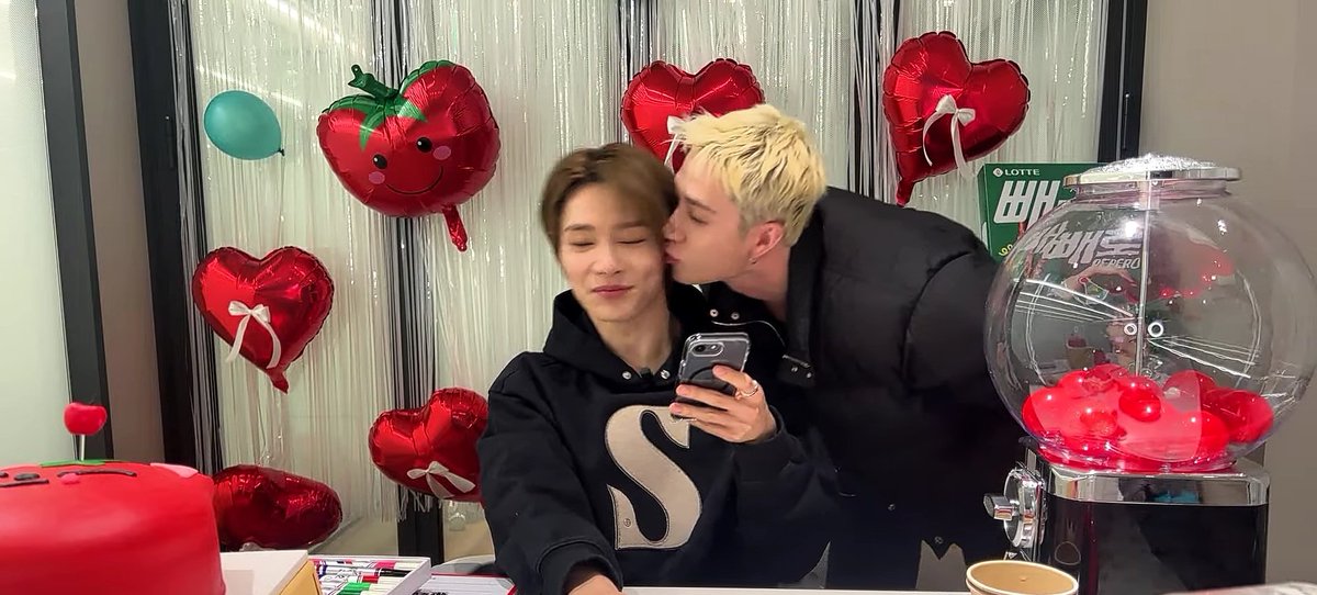I_Nargentina's tweet image. #BangChan apareció en el live de Innie... Y le dio un beso 🤭🤭

STARRY NIGHTS WITH I.N
#이엔이_사랑으로_반죽하는날 
#INfinityWithJeongin
#HappyINDay