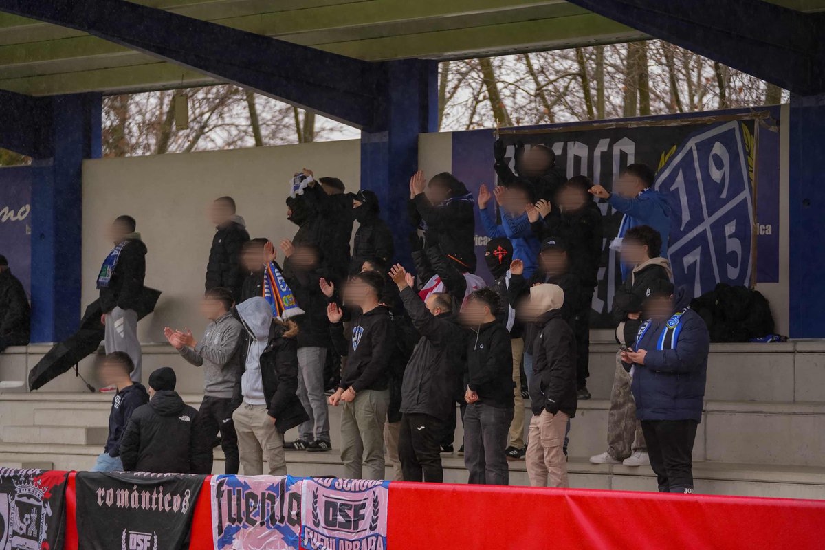 CDC Moscardó - CF Fuenlabrada 

Presentes a pesar de la lluvia, el precio de las entradas y el desastre SÓLO por tu escudo. @fuenla
