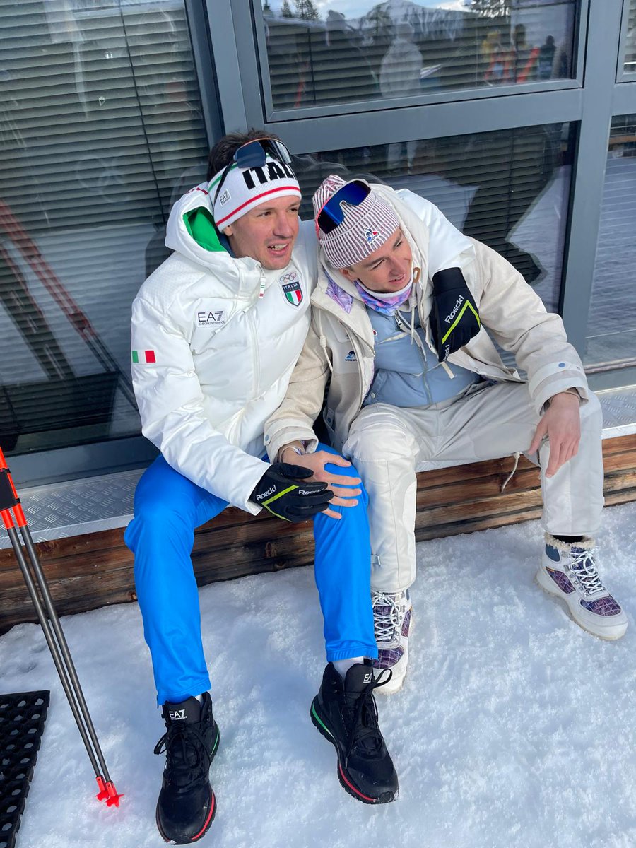 EquipeFRA's tweet photo. Eric Perrot et Tommaso Giacomel aussi stressés que nous pour la fin de ce relais 😬

#AllezLesBleus #MilanoCortina2026 https://t.co/jaTizgD1wk