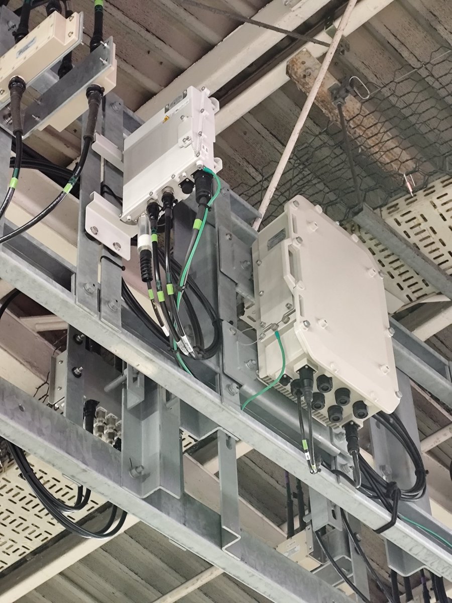 この右のやつなんだろう？
同軸じゃなくて光ケーブルっぽいし、CPRIの分配みたいなことしてるのかな？