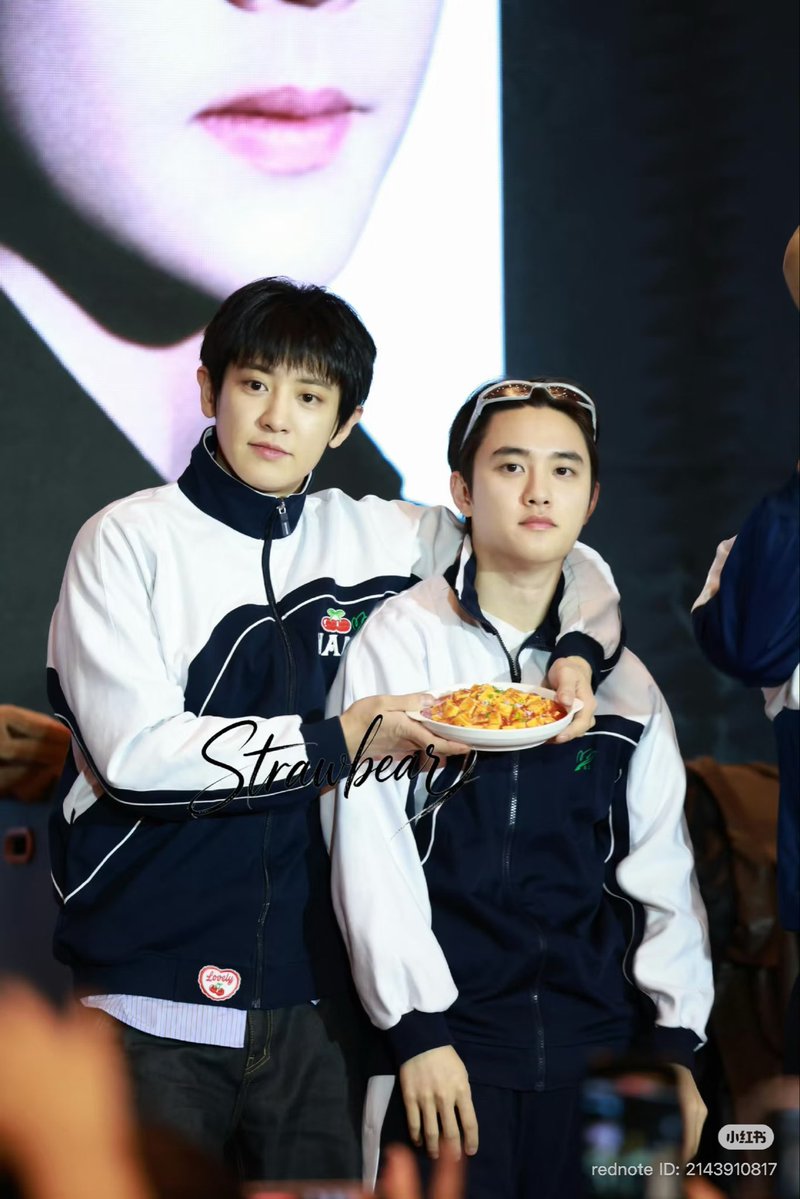 Kyungsoo looked so cool and handsome with the sunglasses on his head and his eyes went straight to OP’s camera. 😎