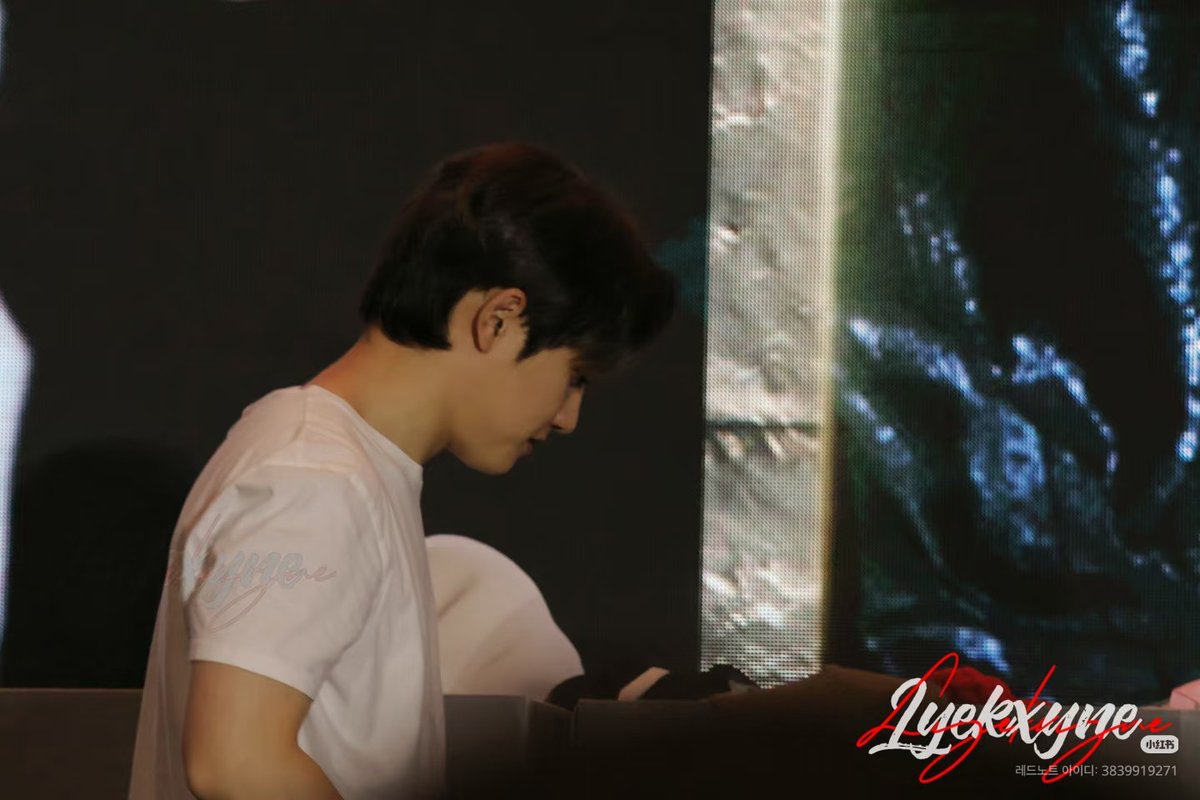 260208 심천 팬사인회

[팬사인회 도중 당신을 1분 넘게 빤히 쳐다본 이 남자, 어떤가요? 준비한 원고를 보라고 해도 안 보고, 제가 더듬더듬 말하는 한국어를 끝까지 들어주려고 해요🥹]

ⓒxhslink.com/o/AVL3Mhz149k

#도경수 #디오 #KYUNGSOO #ギョンス