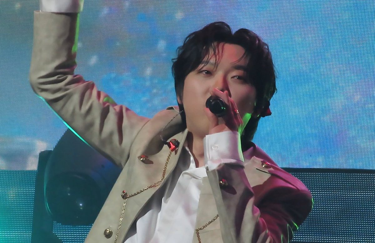 yn_fore's tweet image. 비바다때 눈 왜케 촉촉해요