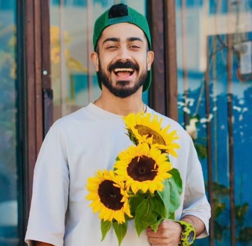 این دفعه گلی که چیدن خودش بود...
#سینا_حق‌شناس