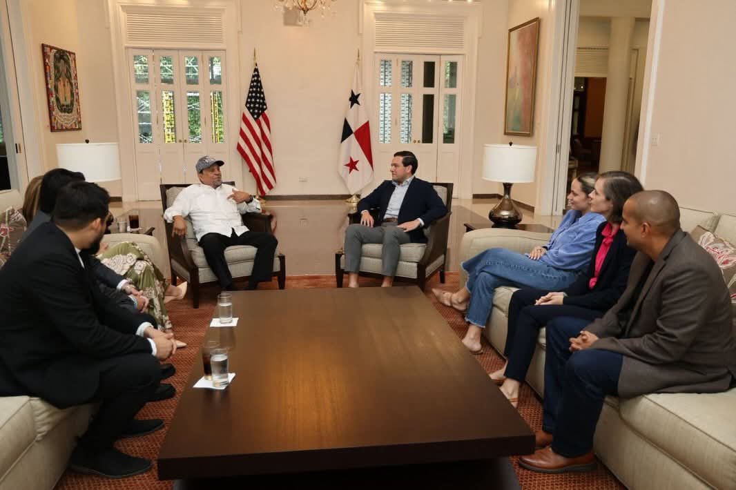 El embajador Kevin Cabrera se reunió con Roberto “Manos de Piedra” Durán, junto a miembros de la familia Durán. Ampliamente respetado en Estados Unidos como uno de los grandes del boxeo y celebrado en Panamá como una leyenda nacional.