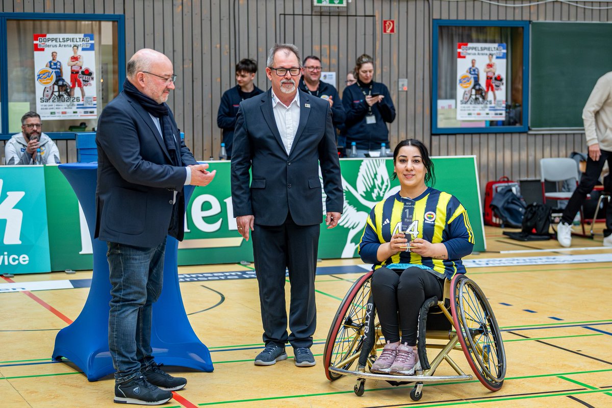 fenerbahcetksb's tweet photo. Grup Aşaması birincilik ödülü Kinem’in ellerinde! @777Kinem https://t.co/unHuVxcqnk