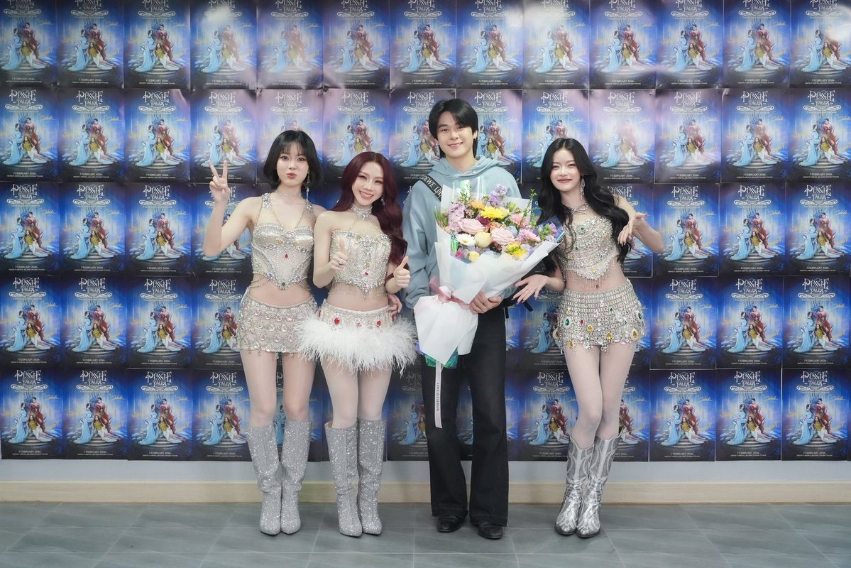 แจ๊คกี้ นำดอกไม้มาให้กำลังใจจักรพรรดินีทั้งสาม 👑👑👑 ขอแสดงความยินดีกับ <a href="/PIXXIEofficial_/">PiXXiE</a> ในคอนเสิร์ต “PiXXiE Tales Concert : The Enchanted Ceremony” ด้วยนะครับ คอนเสิร์ตอลังการและสนุกมาก ๆ เลย 🧚🏻‍♀️✨💐

#PiXXiE_2ndConcert
#PiXXiETalesConcert
#PiXXiE
#JackieJackrin 
#OTH_Ent