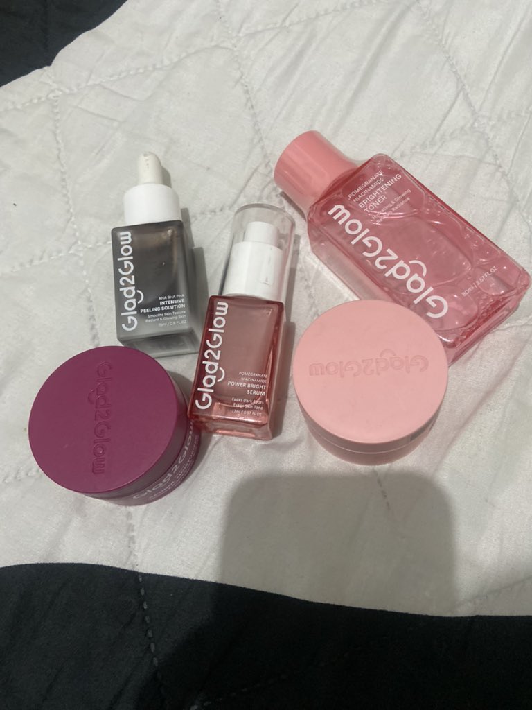 WTS PRELOVED GLAD2GLOW peeling, serum, moisturizer masih 95% yaa, tonernya masih segel belum dipake samsek. TAKE ALL 88RB AJAA BOLEEHH NEGO s.shopee.co.id/4qA1jy2LM9