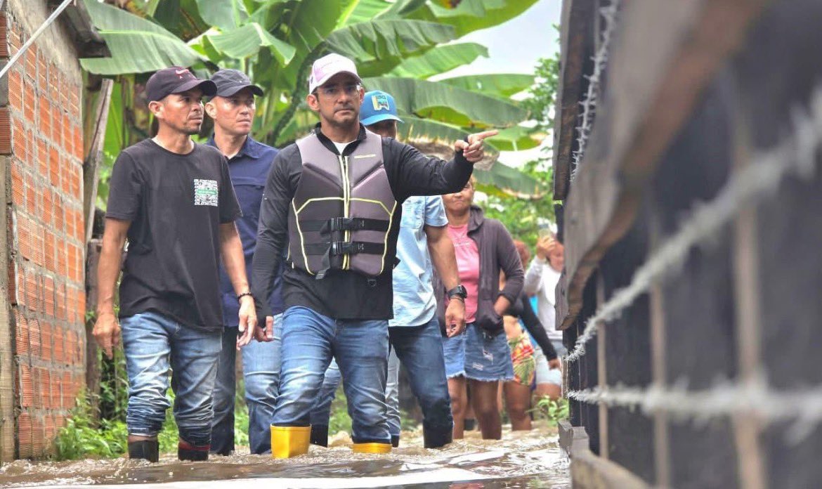Más que un Alcalde, Hugo Kerguelén es un voluntario más en estas inundaciones: rescata personas, les lleva comida y está con los damnificados todo el tiempo. Este man no duerme, porque se puso en los zapatos de quien perdió todo

<a href="/kerguelenhugo/">Hugo F. Kerguelen G.</a>