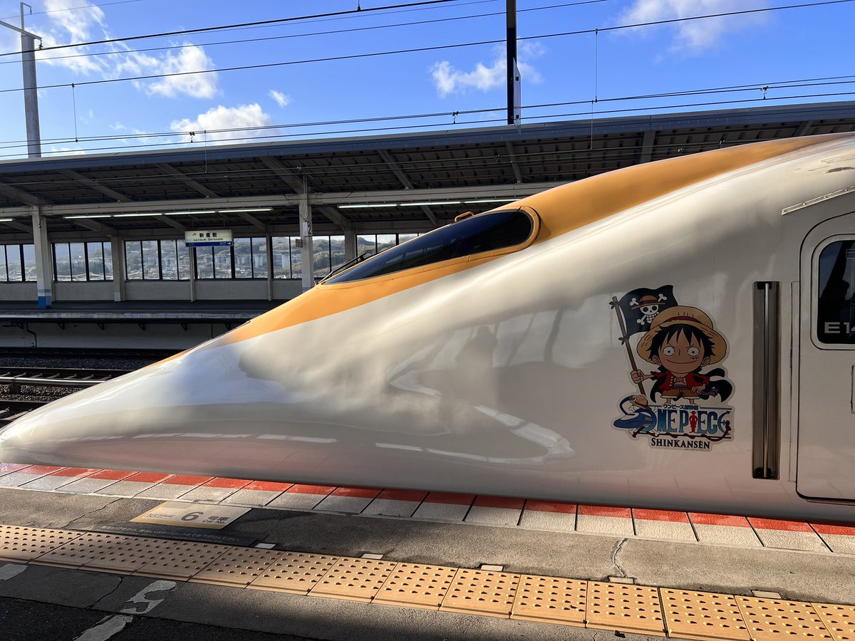 lupon0718's tweet photo. 雪の影響で新幹線が遅れたけど、
こだま乗り換えの岡山駅にはワンピース号が待っていてくれました。良い旅の締めくくりでした。 https://t.co/p1ATL3XhID