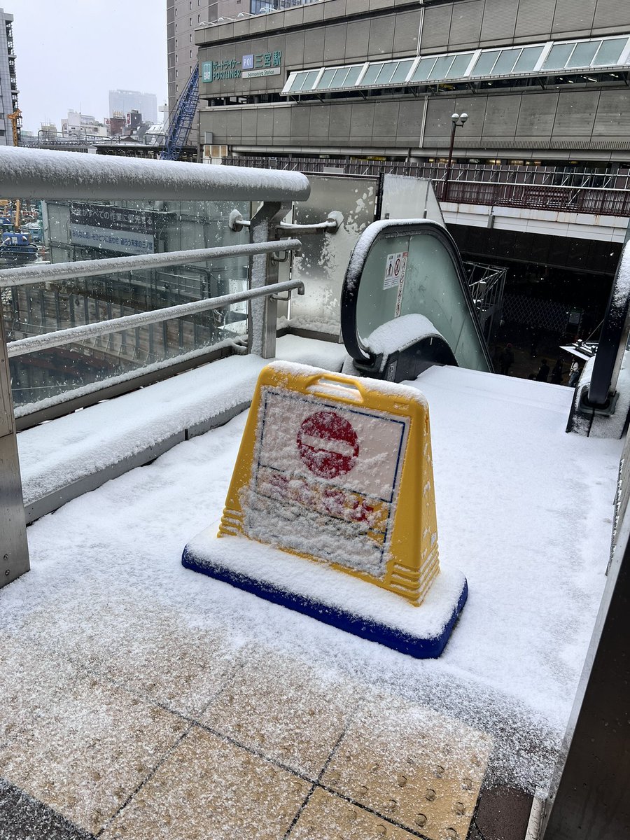 lupon0718's tweet photo. 雪の影響で新幹線が遅れたけど、
こだま乗り換えの岡山駅にはワンピース号が待っていてくれました。良い旅の締めくくりでした。 https://t.co/p1ATL3XhID