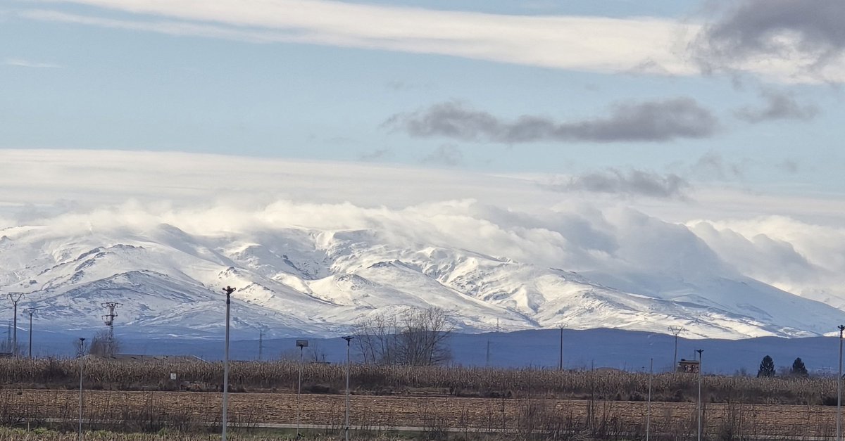 Mar de nubes caen sobre el Teleno observado desde el Páramo leonés... Buenas tardes.
