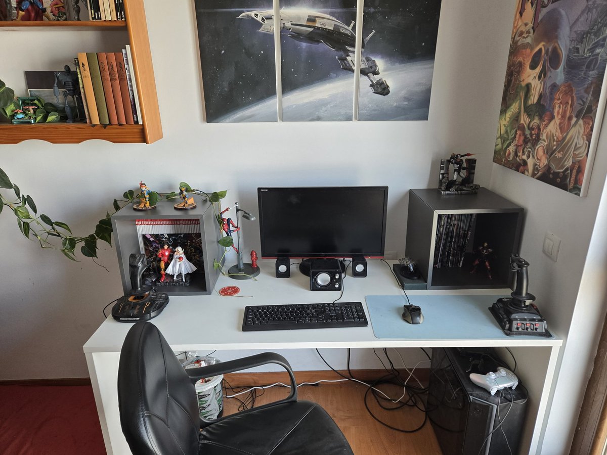 Mi setup se sigue actualizando, ahora tengo una lámpara de Spiderman :P