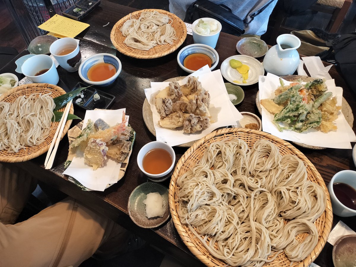 去年 大天井岳で知り合ったベトナム人の所へ遊びに長野へ。

昨日は志賀高原で2人してスキーに初挑戦して共に大惨敗😇

今日はこれまた彼の大好きな戸隠神社へ。
奥社は冬季封鎖されるんですね😅
おかげで普段は全然入れないという(彼も初めて入れたらしい)うずら屋さんで絶品蕎麦にありつけた😋