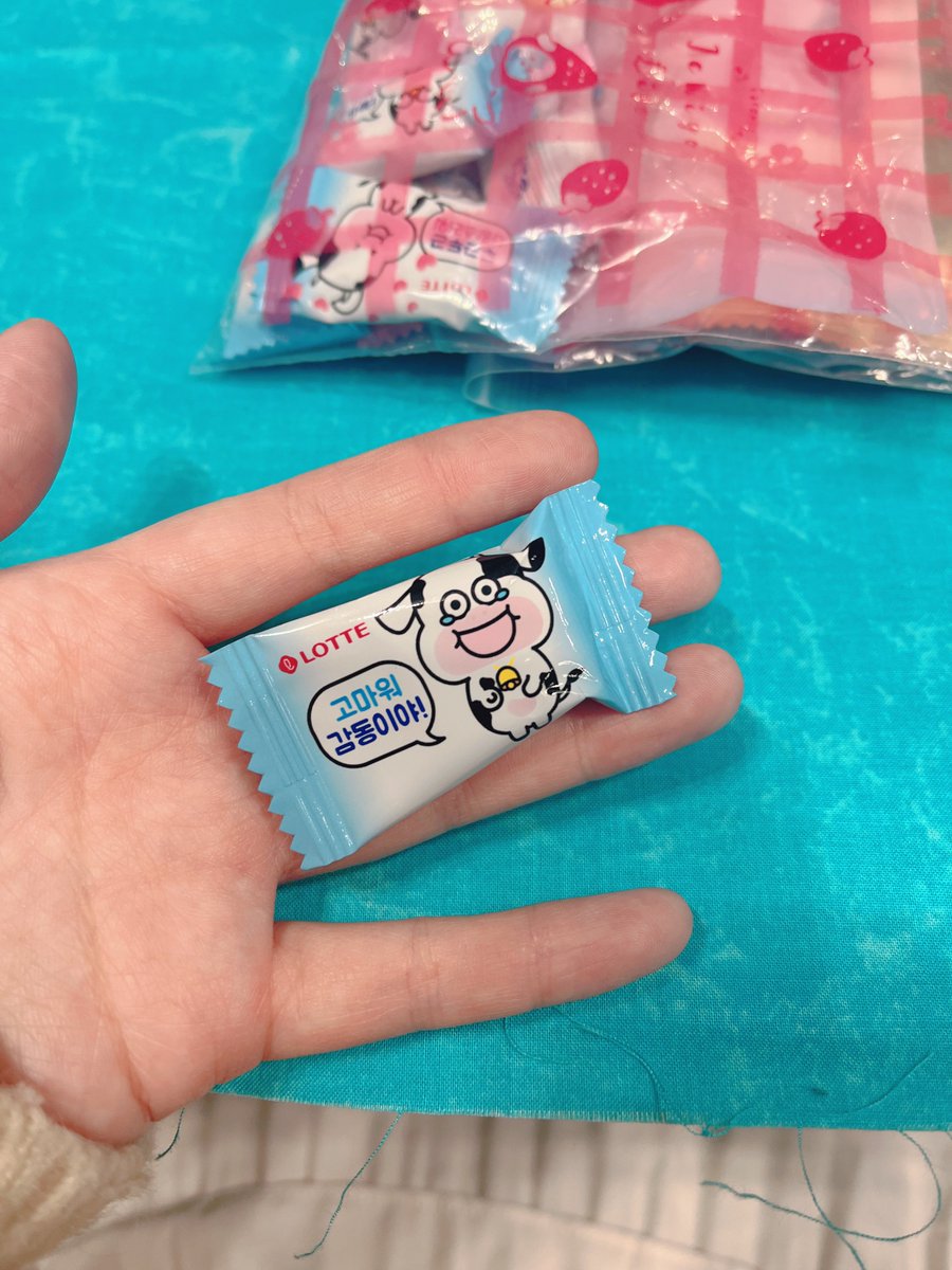 TottoNoMe_'s tweet image. 한국에서 온 여자아이가 저에게 '이것을 좋아한다고 들었어요...'라고 말하면서 말랑카우를 주셔서 기뻤습니다

감사의 마음을 전하며 고상하게 작별 인사를 했지만, 이성을 잃고 있어서 그 자리에서 봉지를 열어 먹었습니다. 산지에서 직접 운반된 것이 더 맛있다고 느끼는 것은 기분 탓일까요?