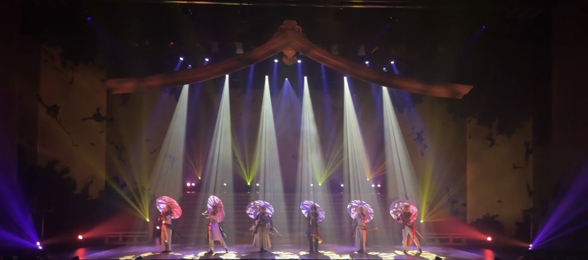 #刀ステ　#禺伝再演
初演と違うかも？舞台演出（追加）

・この屋根みたいなの初演では無かったような（再演であるのに気づいたのも2幕入ってからだったけど、1幕頭からあった…？）

・階段セット
場面によっては段数上に増えてた！姫達がたくさん出てくるところとか
初演も増えてたかしら…🤔