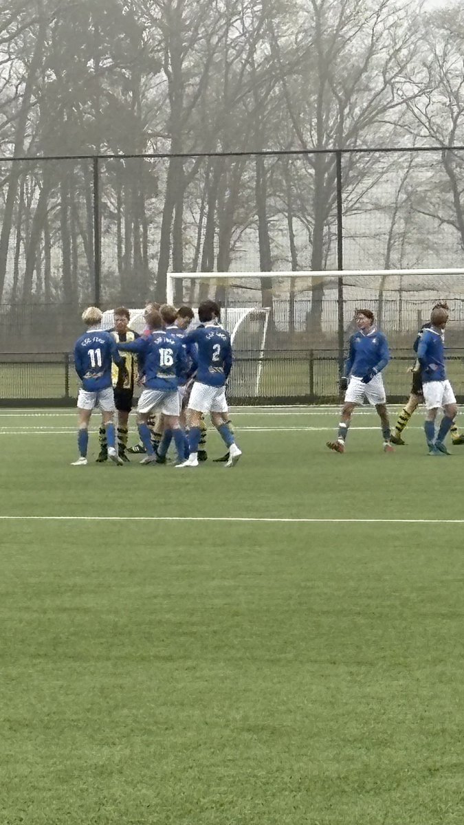 ‘55 Vlam in de pan, zoals te zien op deze korrelige foto. Scheidsrechter Lemstra geeft tweemaal geel, waaronder aan Jannes Siegers. 

#GEELENZWART