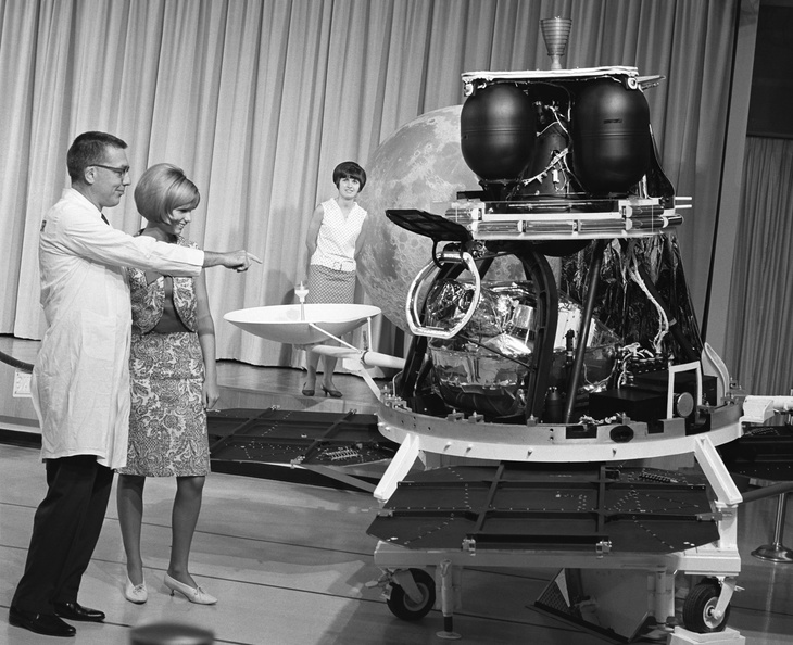 aisoffice's tweet photo. Boeing delivers the first of eight Lunar Orbiter spacecraft (inc 5 flight vehicles) to the Kennedy Space Center OTD 1966. This 38.5 kg (85 lb) engineering test vehicle was destined for ground tests prior to the launch of the first flight vehicle (Lunar Orbiter A) later that year. https://t.co/Z5biXiWA0G