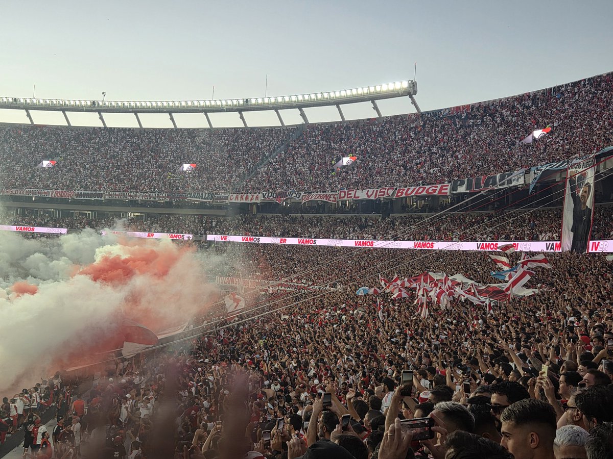 La que deja la vida por los colores
La que le pide huevo a los jugadores
Para ser campeones ⚪️🔴⚪️