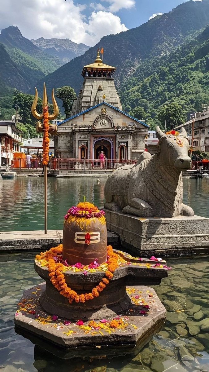 महादेव आदि हैं,अनंत हैं,
सृष्टि के कण-कण में विराजमान हैं।
जो विनाश में भी कल्याण देखते हैं,
जो मौन में भी सृष्टि रचते हैं।
भस्म से सजे भोलेनाथ
सिखाते हैं—अहंकार त्यागो,सत्य अपनाओ।
त्रिनेत्रधारी शंकर
अज्ञान का नाश कर ज्ञान का प्रकाश देते हैं।
ॐ नमः शिवाय
महादेव की कृपा सदा आप पर
