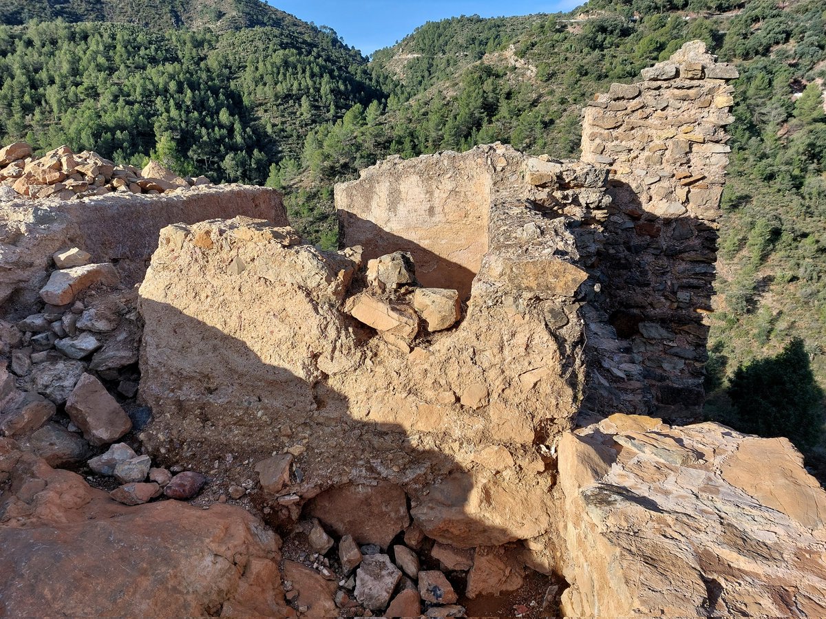 SoyPacoCrespo's tweet image. Castillo de Benalí, Ahín, Castellón. No hay certezas sobre su época de construcción, aunque podría situarse entre los siglos XI y mediados del XII (periodo taifal). Durante la rebelión mudéjar de 1525, propiciada por la aprobación en la Corona de Aragón de la cédula de conversión…