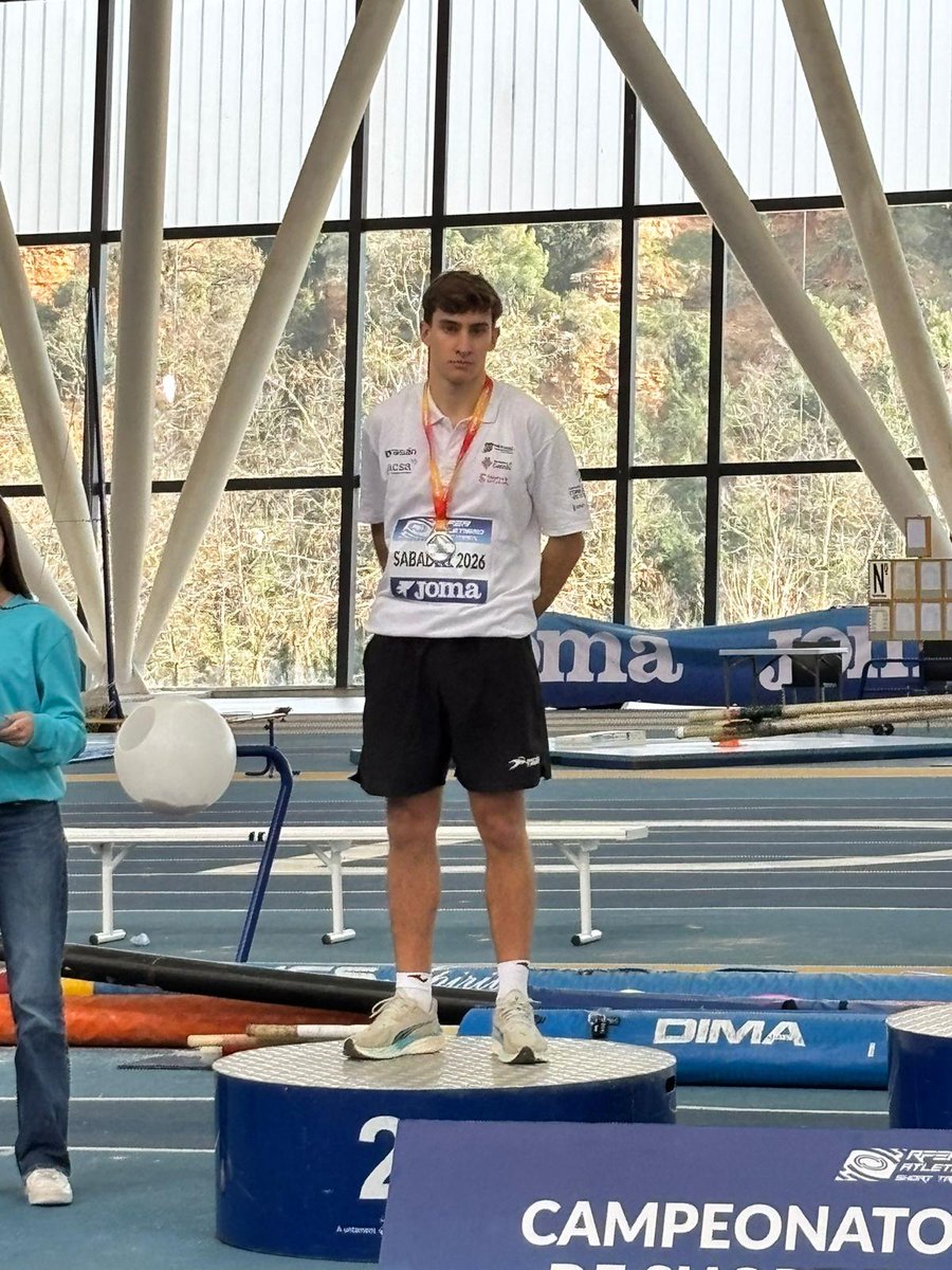 Soriano_Alcalde's tweet photo. 🥈 Nuestro atleta Sergio Rodríguez se ha proclamado subcampeón de España sub23 en triple salto, firmando además dos marcas personales y quedándose a tan solo 2 centímetros del título nacional.

El mérito es aún mayor, ya que llega tras un año complicado por lesión, y aun así consigue subirse al podio por quinto año consecutivo.

¡Enhorabuena, campeón! 👏🏻