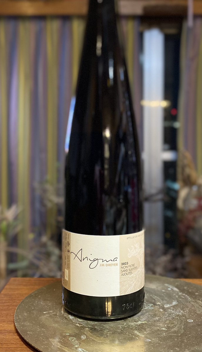 Alsace Jean Marc Dreyer Anigma Pinot Noir 2023 外観は淡いラズベリーレッド。香りはラズベリー、ストロベリー、梅など赤系果実。飲むと酸は高く、タンニンは少ない。エキスが濃く喉が痛くなるよう。質感は柔らかく、高い酸の奥にある甘やかさがじわじわと広がってくる。優しい余韻が細く長く続く。