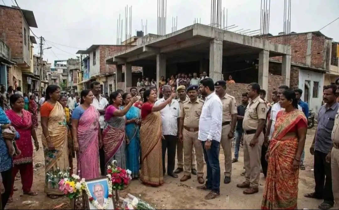 SamikBJP's tweet photo. ব্যারাকপুরের মনিরামপুরে বেআইনি নির্মাণের প্রতিবাদ করাই অপরাধ হয়ে দাঁড়াল। প্রতিবাদ করায় ৮১ বছরের বৃদ্ধা তুলসী অধিকারিকে লাথি মারার অভিযোগ উঠেছে তৃ��মূল কাউন্সিলর ও আইনজীবী রবীন্দ্রনাথ ভট্টাচার্যের বিরুদ্ধে। তাঁর ছেলেকে নির্মমভাবে মারধর করা হয়, হাসপাতালে নিয়ে গেলে মৃত্যু হয় বৃদ্ধের। আজ সেই অভিযুক্তই উত্তর ব্যারাকপুর পৌরসভার ২৩ নম্বর ওয়ার্ডের তৃণমূল কাউন্সিলর—এই কি “আইনের শাসন?
অন্যদিকে, রানাঘাট থানার নিকারী এলাকায় তৃণমূল নেতাদের হুমকিতে বাড়ি ছেড়ে রাজ্য ছাড়তে বাধ্য হলেন এক বৃদ্ধ দম্পতি। বাড়ি দখলের জন্য প্রাক্তন অঞ��চল যুব সভাপতি দীপঙ্কর মোদক ও মধু বিশ্বাস দীর্ঘদিন ধরে ভয় দেখিয়েছে—“কাউকে বললে গুলি করে মেরে দেবো।” একাধিকবার পুলিশের দ্বারস্থ হয়েও কোনো সুরাহা মেলেনি। আতঙ্কে নামমাত্র দামে বাড়ি বিক্রি করে আজ তারা ভূপালে আশ্রিত।
প্রশ্ন একটাই—পুলিশ কার? আইন কাদের জন্য?
বৃদ্ধ, নারী, সাধারণ মানুষ—কারোরই নিরাপত্তা নেই তৃণমূলের রাজ্যে। ক্ষমতার জোরে বেআইনি নির্মাণ, জমি দখল, হুমকি, খুন—সবই যেন স্বাভাবিক।

পশ্চিমবঙ্গ কি এভাবেই চলবে?
আমরা নীরব থাকব না।
অপরাধীর রাজনৈতিক পরিচয় নয়—শাস্তি চাই, ন্যায়বিচার চাই।