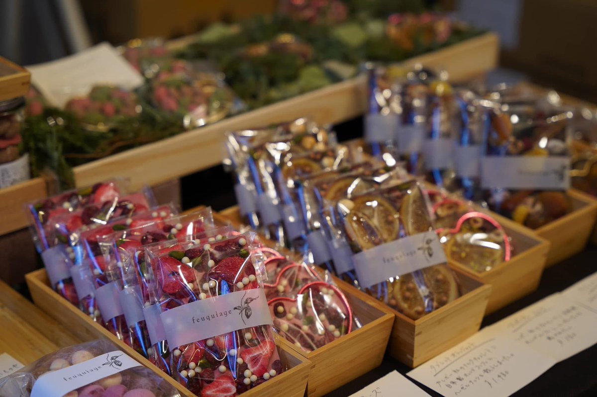 feuquiage's tweet photo. もしかしてその当時販売していたチョコはこんな感じではなかったでしょうか。。。その当時よく2匹で散歩されていて、わんちゃんの名前も覚えてます。 https://t.co/LeuwM4JPeU
