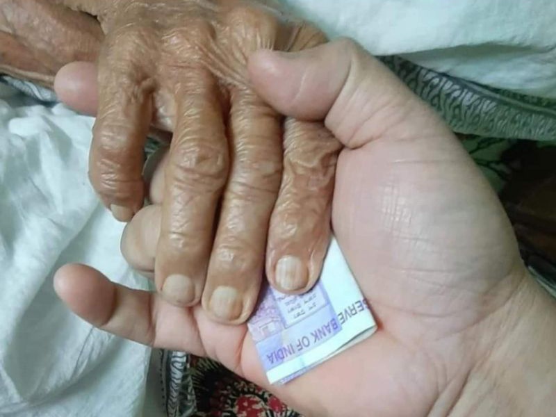 Nobody: 

My grandma: Don't tell nobody i gave you this ♥️