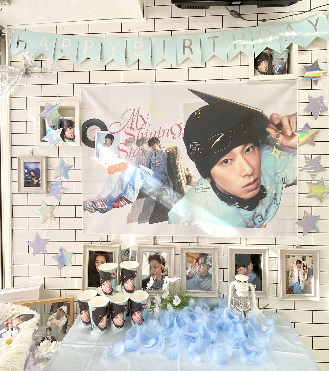 mimi28_y's tweet photo. ユノのお祝いに行ってきました🥂🎂

遠くからでも分かる
お迎えユノのバナーが素敵すぎる😍♥️
店内も沢山の素敵なユノで幸せ空間でした

@happyyunhoday26 さま
@Ing_Cafe さま
皆んなでお祝いできる嬉しいイベント
有難うございます✨

#0206_찬란한_윤호생일 
#HAPPY_YUNHO_DAY 
#HappyU_KNOWDay https://t.co/FWbSvHA2pp