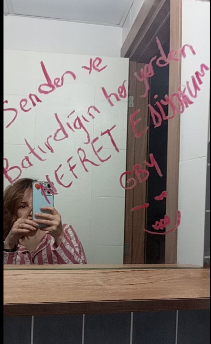 Yine çocuklarımin babasına nefretimi ilan ettim 🤣 sonradan rujuma çok üzüldüm 🥴 en sevdiğim kırmızı rujumdu 😭 neyse canım sağ olsun .