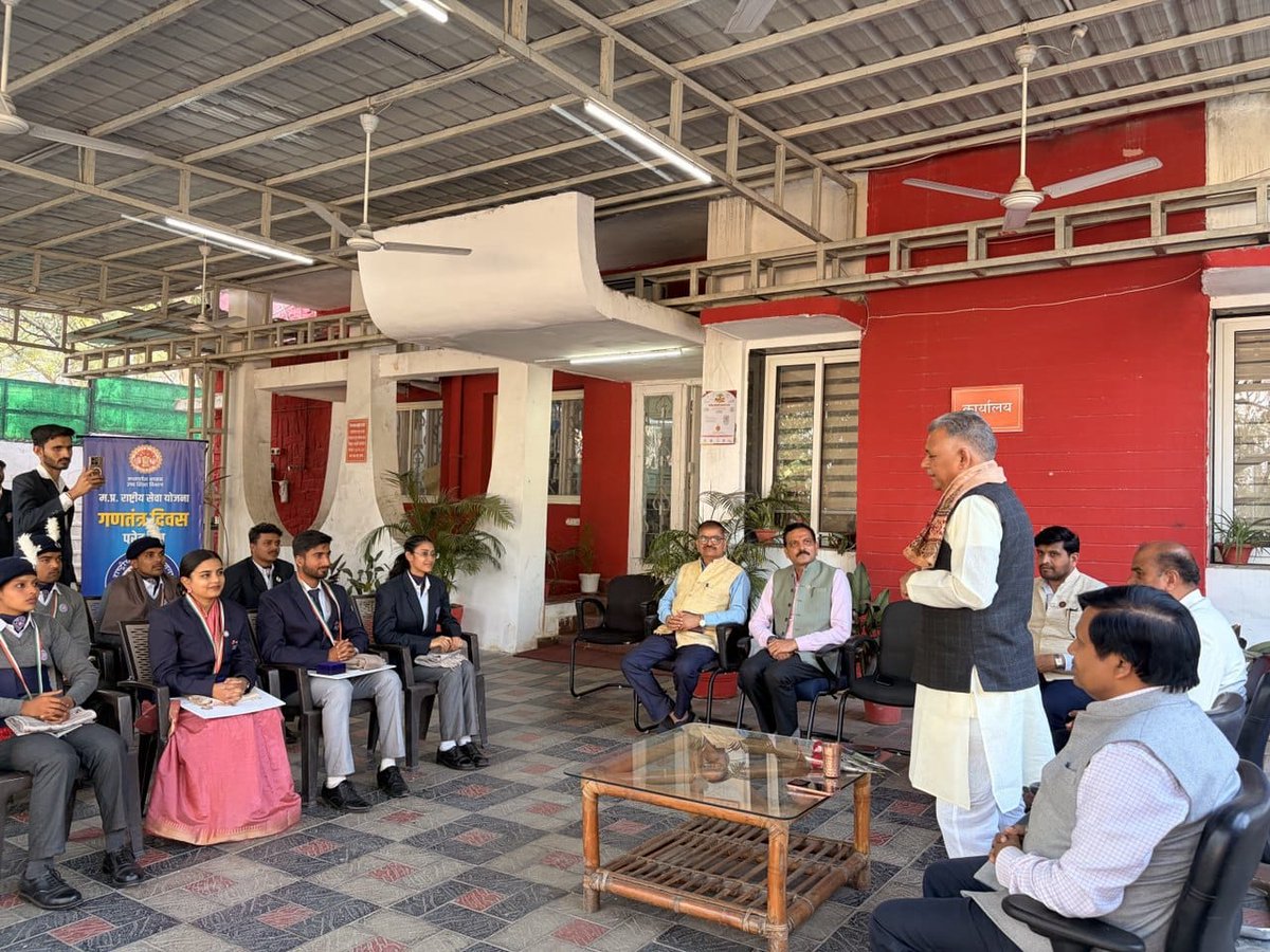 आज भोपाल स्थित निवास कार्यालय पर, गणतंत्र दिवस परेड-2026 में मध्यप्रदेश का गौरव बढ़ाने वाले चयनित राष्ट्रीय सेवा योजना (NSS) के स्वयंसेवकों से आत्मीय भेंट कर, उन्हें सम्मानित किया। 

इस दौरान माय-भारत राष्ट्रीय सेवा योजना राष्ट्रीय पुरस्कार 2022–23 से सम्मानित स्वयंसेवक श्री