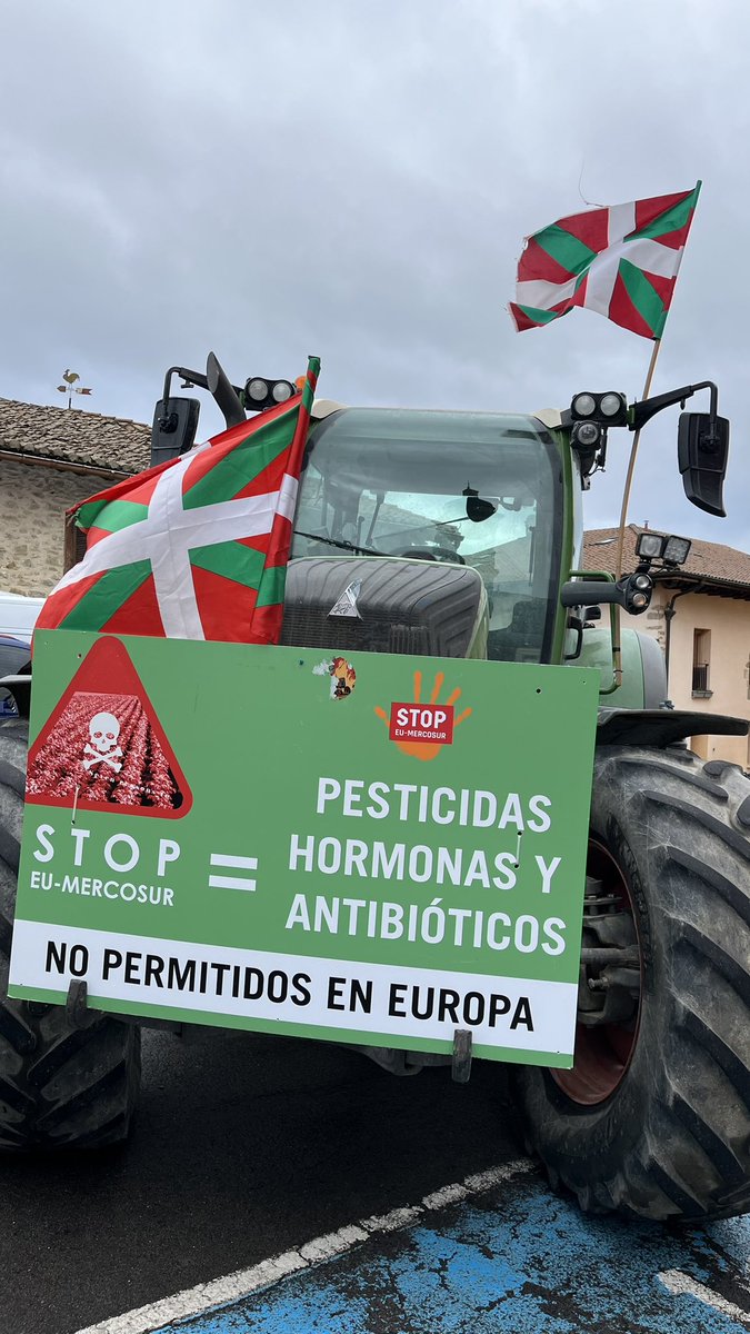 EHBilduDulantzi's tweet photo. Gaur, Dulantzi San Blaseko azokan disfrutatzen. Nahiz eta eguraldi euritsua egun polita izan. https://t.co/m99mcDLkRe