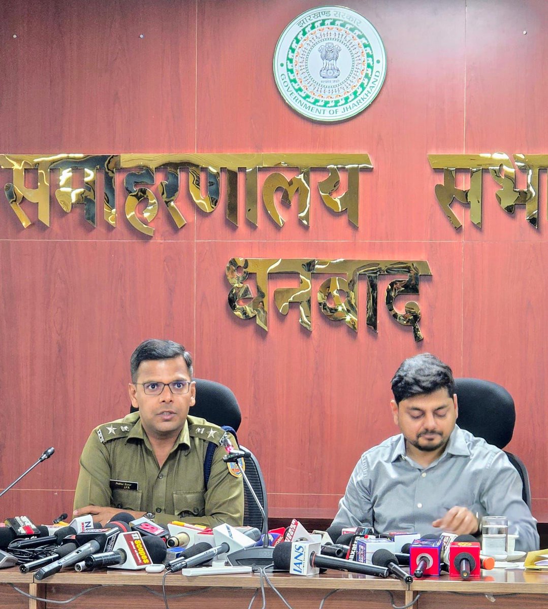 dhanbadpolice's tweet photo. 1016 मतदान केंद्रों पर सुरक्षा के कड़े इंतजाम
धनबाद नगर निगम में 974 और चिरकुंडा नगर परिषद में 42 मतदान केंद्र बनाए गए हैं। हर बूथ को मॉडल बूथ के रूप में विकसित किया जा रहा है।
#ModelBooth #ElectionDuty https://t.co/jNSGARmLPj