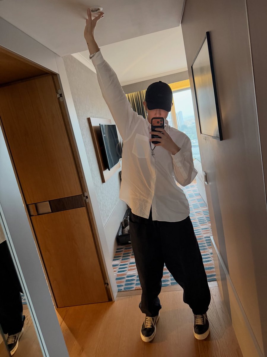 monienyamjun's tweet photo. Kalau mau pasang lampu gak usah naik kursi ini mah  #BTSRM https://t.co/R6TEnX2EL5