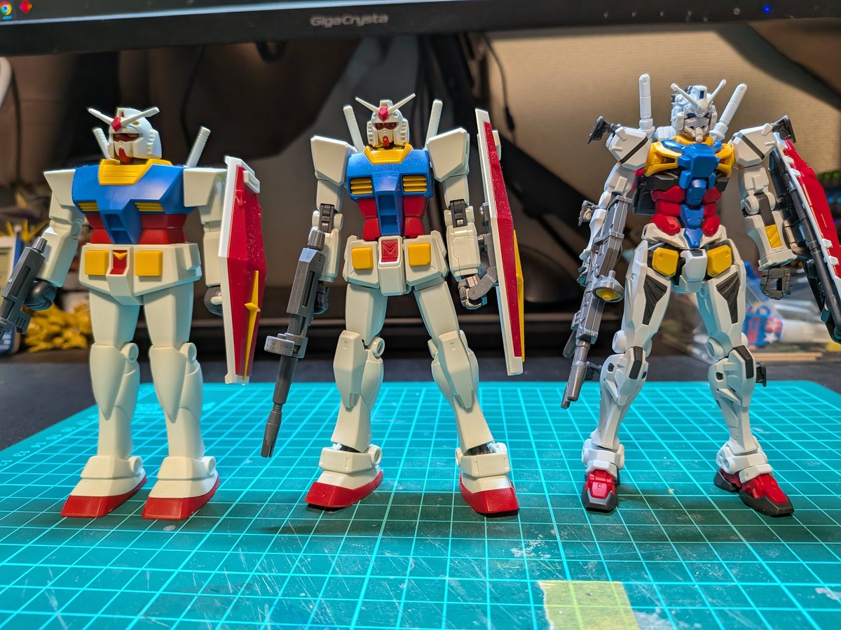 at_missing's tweet photo. 積み��しで白いガンダムをパチ組
組みやすい良キット
各部見るとカッコよくは無い。ガンダムのヒロイックな部分は色位しか継承していない。
カッコよくは無いパーツを組み上げると、何故かめちゃくちゃカッコいい。不思議。

せっかくなので歴代RX78と記念撮影。
#ガンプラ
#ガンプラ好きと繋がりたい https://t.co/Fdc9PYnbxl