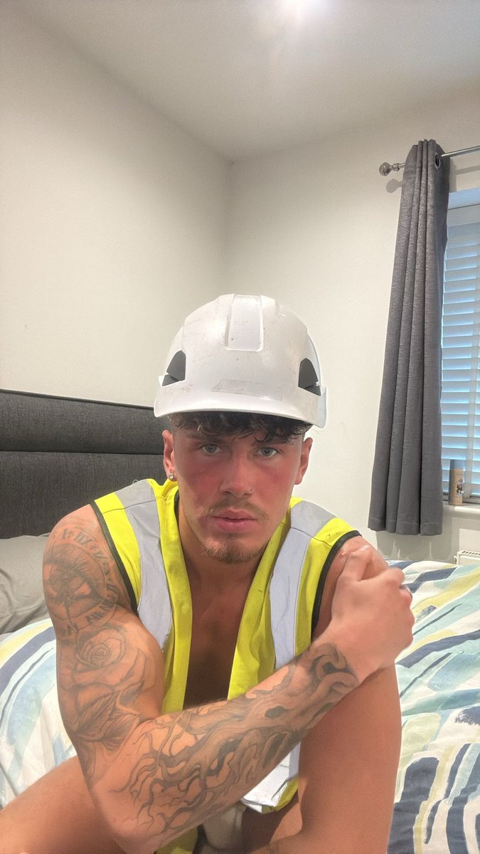 bigstann01's tweet photo. Who loves a guy in work gear😏 RT if yes https://t.co/hHpKoon1vG