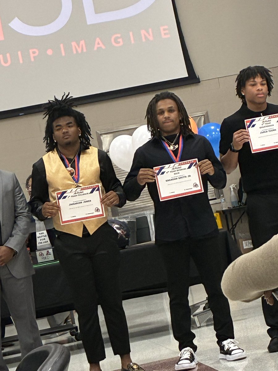 TheeBsmith's tweet photo. First off wanna appreciate all my coaches for an excellent season, my brother for staying down and helping get to playoffs, and I’m just overall blessed to have a brotherhood like this @Ichabod_CMac6 @CoachDHarvey1 @Agshall37 @Sean_Folloder https://t.co/vpHdD23QSo