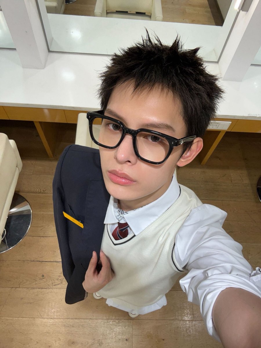 hazzeling's tweet photo. highschool primadona https://t.co/pKdYZ3JYvs