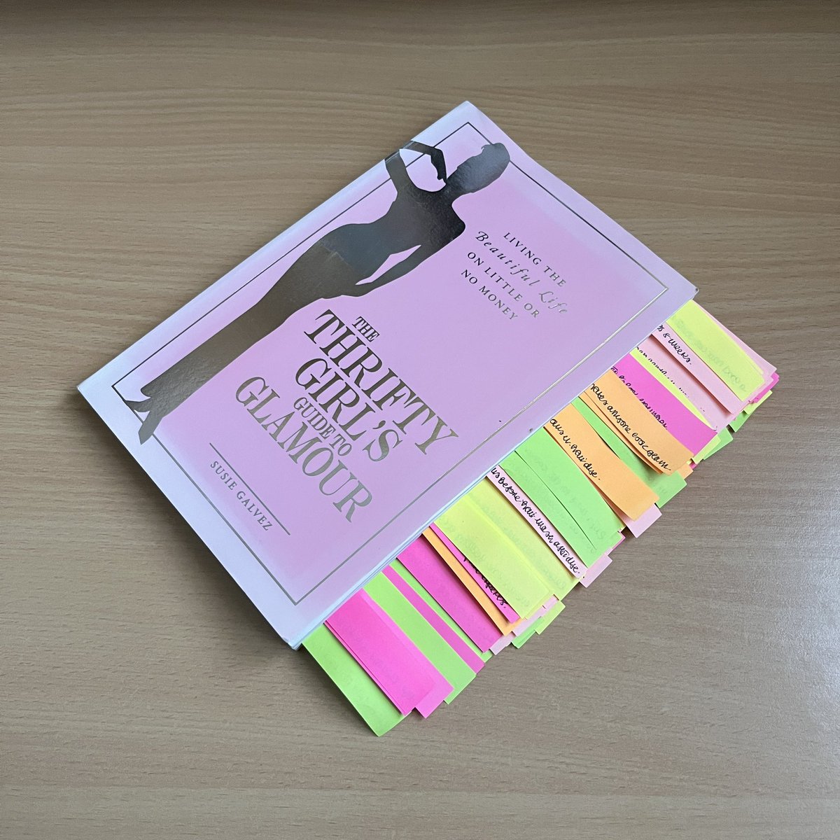 karens_style's tweet image. #StyleSunday: “Your image tells the outside world who you are on the inside. How you look, dress and accessorize is the window to your personality—and your fashion personality.” —Susie Galvez (below book - pre-loved copy)

Model 📸: Pinterest

#GlamorousGirlGarments