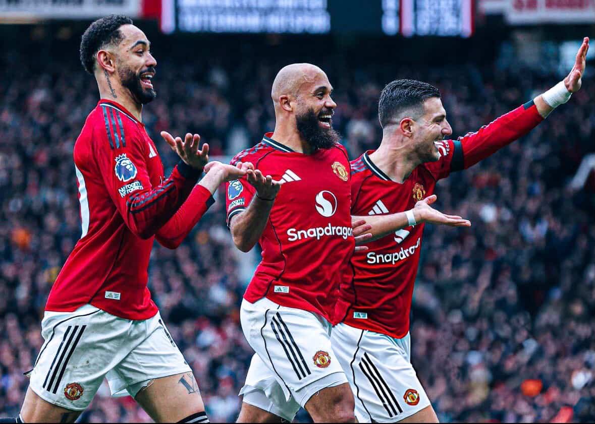 mutdclark's tweet photo. - Popped Pool
- Popped Citeh
- Popped Arsenal
 - Popped Chels
- Popped Spurs

suck all your mothers 💨 #mufc https://t.co/EbFqHirz52