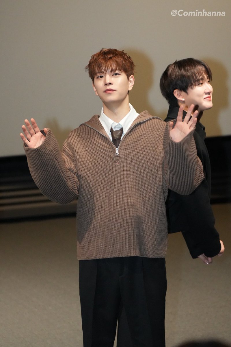 changbin is sticking his butt out but it looks like his torso is floating mid air 😭😭