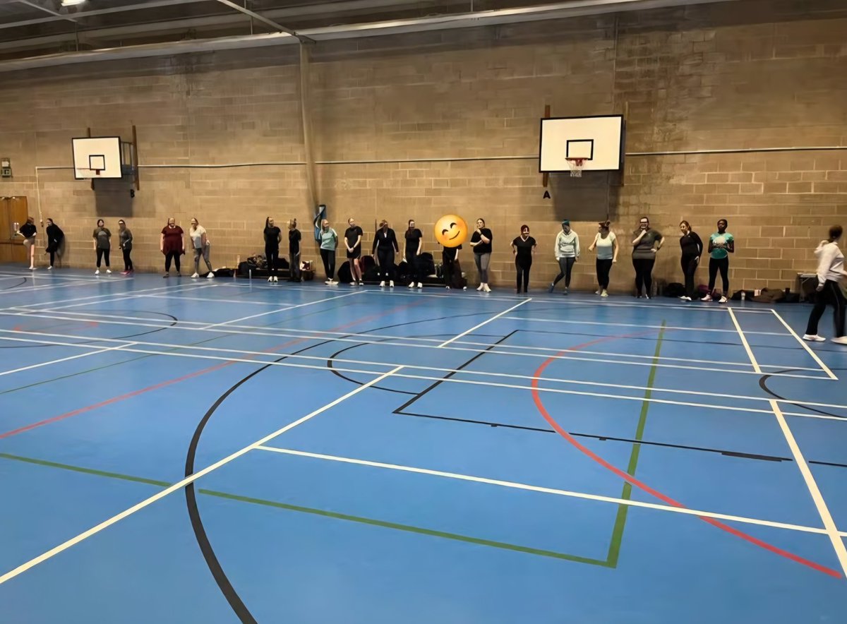 BlackburnB2N's tweet image. 𝘾𝙤𝙢𝙞𝙣𝙜 𝙪𝙥 𝙩𝙤𝙢𝙤𝙧𝙧𝙤𝙬:

👣👐 Focus on nailing that footwork &amp;amp; set up to mark at 3ft.
👥️🐂🐕 Shadow &amp;amp; 3ft mark plus Bulldog passing warmup.
🏃‍♀️ Drills: 3's work to practice 3ft pressure. Small group game of defender in!
🏐 Then netball! #3ft #Netball #Blackburn