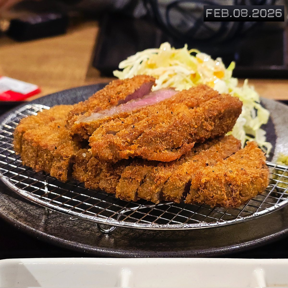 同一家炸牛排店，日本原廠的吃起來正常多了，台灣的根本開玩笑，結果還常常要排隊？
#midnightgourmets
#my365