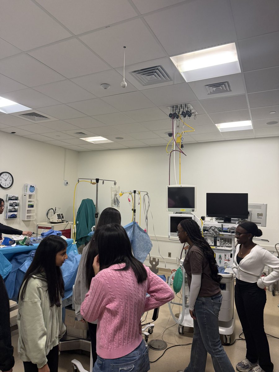 adwoa_md's tweet photo. Our first session of #HPREP yesterday was a success! This is an @SNMA pathway program for high schoolers that is led by @DukeMedSchool students💙

Yesterday’s highlights:
🤝Intros
🏥Med School Building Tour
🩺Peds Case Discussion
💻Professional Email Workshop
🍕Pizza! https://t.co/XbP2PPIOMu