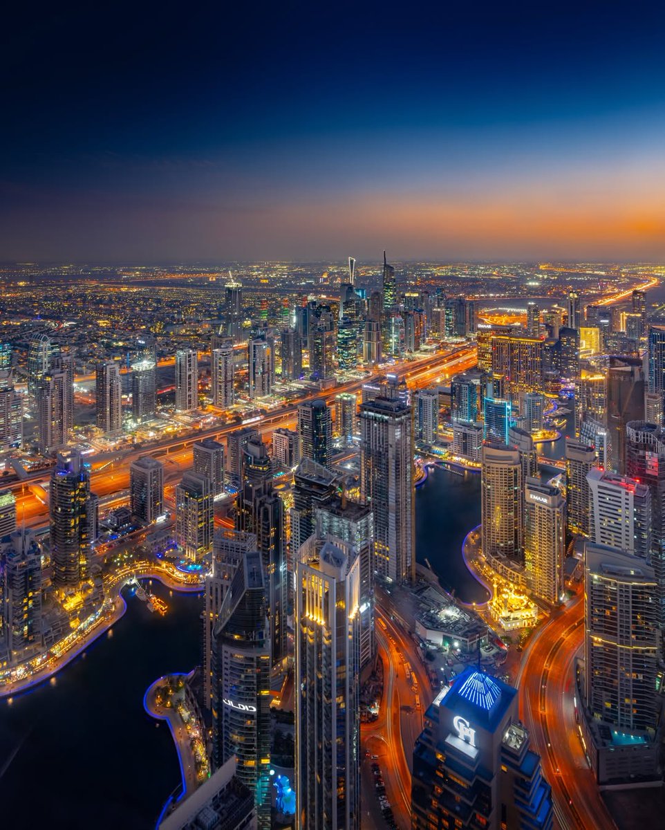 Dubai Marina 💙 

Hier trifft die glitzernde Skyline auf türkisblaues Wasser. 

📸 IG/ _m7ahmed1
#VisitDubai